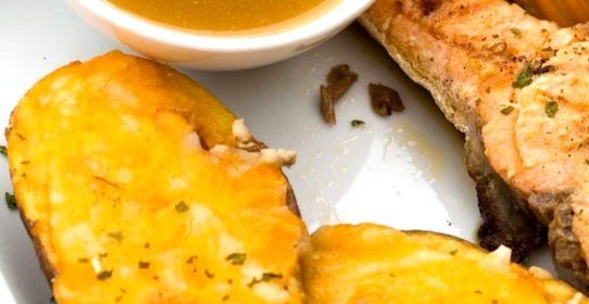 Горячие бутерброды из ржаного хлеба с брокколи и чеддером