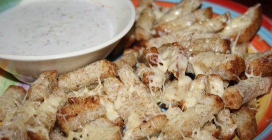 Пшеничные сухарики с сыром + йогуртовый соус с овощами