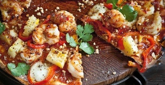 Пицца с острыми креветками и ананасом
