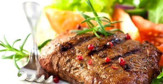 Маринованные в красном вине и розмарине говяжьи стейки