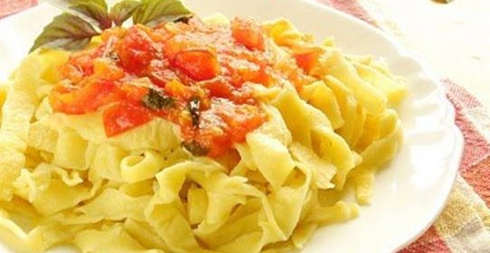 Домашняя паста с томатным соусом и базиликом