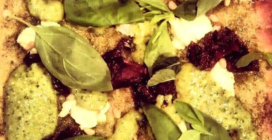 Пицца с соусом сальса верде, вялеными томатами и рикоттой