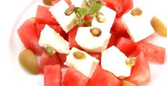 Арбузный салат с фетой и мятой