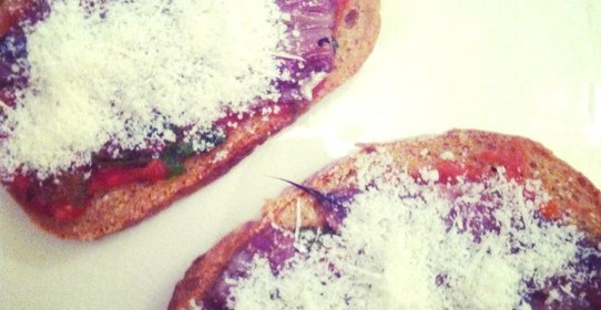 Брускетта с анчоусами и пармезаном