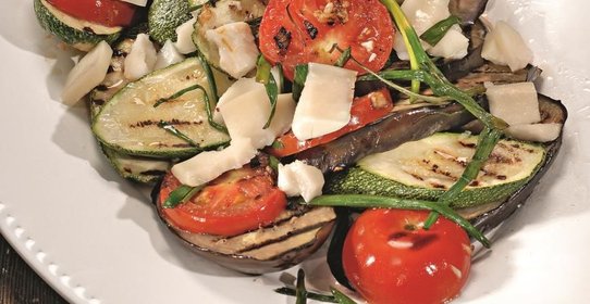 Жареные овощи с козьим сыром