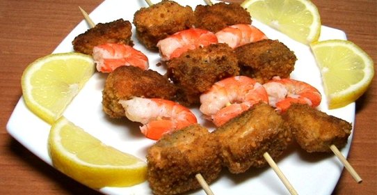 Горбуша с креветками на шпажках