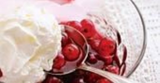 Смородина с малиновым соком и сливками