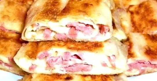 Блинчики с колбасой и сыром