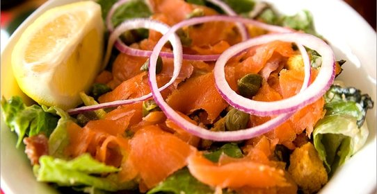 Салат с семгой и сухариками