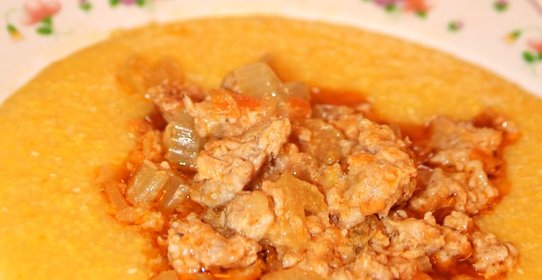 Полента с куриным соусом