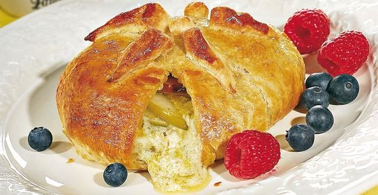 Сыр, запеченный с фруктами