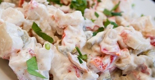 Салат с крабовыми палочками и сулугуни