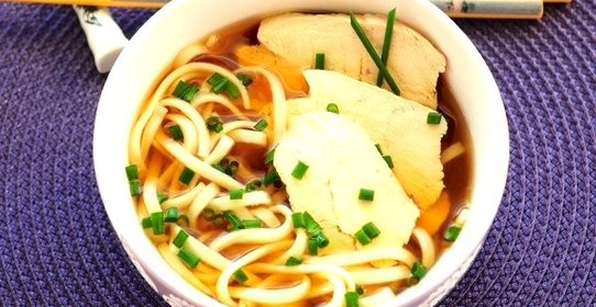 Лапша с курицей и соусом терияки