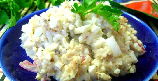 Салат с рыбными консервами и рисом