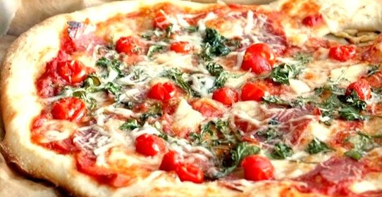 Пицца с салями, помидорами и сыром