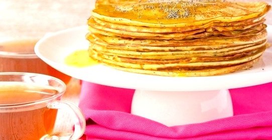 Тонкие блины с хурмой и маком
