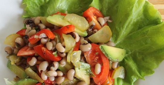 Витаминный салат с фасолью Черный глаз