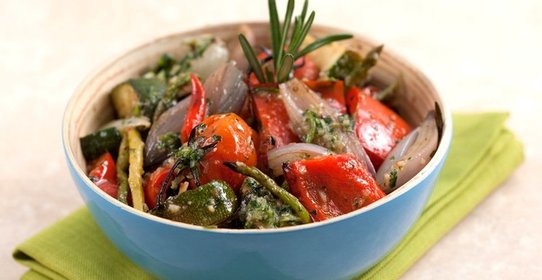 Овощи гриль с соусом из печеного чеснока