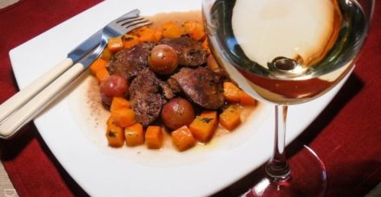Куриная печенка с виноградом и жареным луком