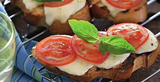 Брускетта с моццареллой и помидорами