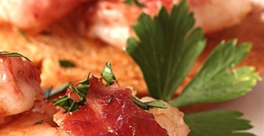 Маринованные креветки в беконе