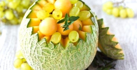 Фруктовый салат из дыни и винограда