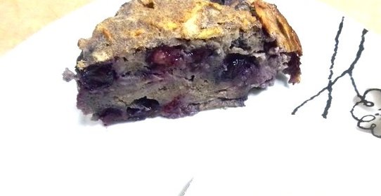 Шарлотка с черникой и яблоками