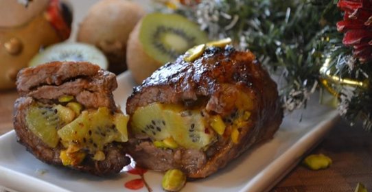 Рулет из свинины с киви и фисташками