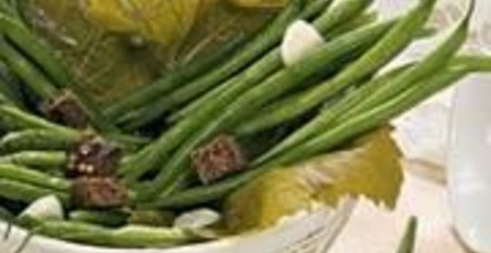 Фасоль, соленая с чесноком и ржаным хлебом