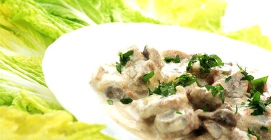 Курица со сметаной и грибами