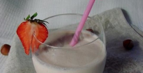 Коктейль бананово-клубничный