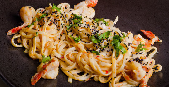 Шафрановая лапша с креветками