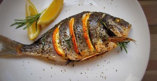 Дорада, запечённая с лимоном, чесноком и ароматными травами
