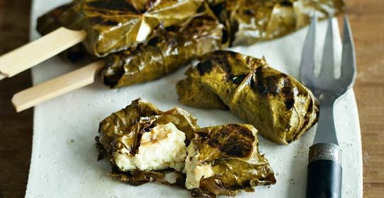 Фета в виноградных листьях