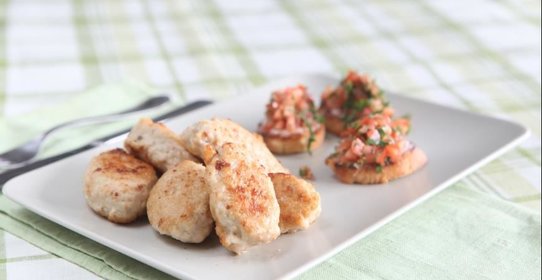 Куриные котлеты с брускеттами
