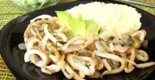 Кальмары, тушеные с луком и зеленью