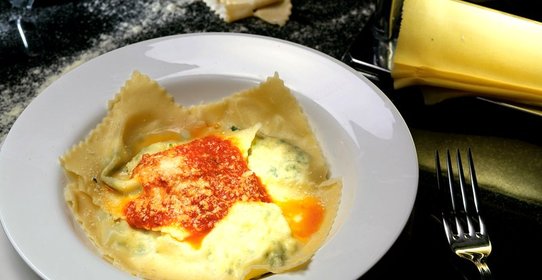 Равиоли со шпинатом и томатной сальсой