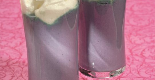 Суп-капучино из краснокочанной капусты с вафлями из пармезана