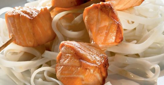 Быстро маринованная семга на гриле с жасминовой лапшой