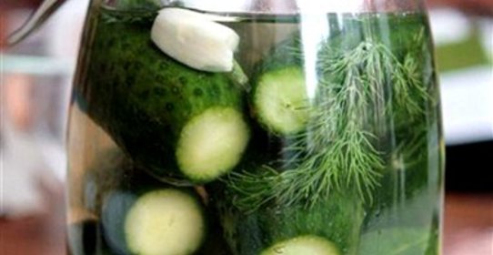 Малосольные огурцы с чесноком