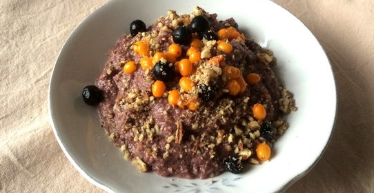 Льняная каша с клюквенным соком и черноплодкой, облепихой и пеканом