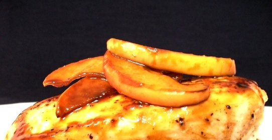 Курица с яблоками и шалфеем