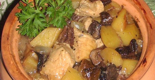Курица с сушеными грибами и картошкой в горшочке