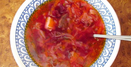 Борщ с тушенкой и помидорами