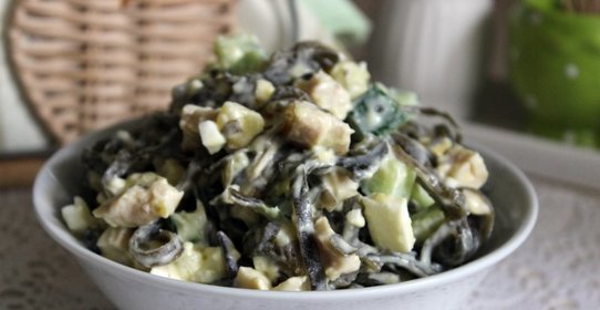 Салат с консервированным кальмаром и морской капустой