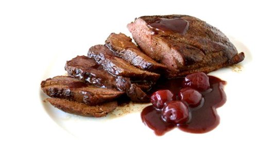 Свинина с сушеной вишней и красным вином