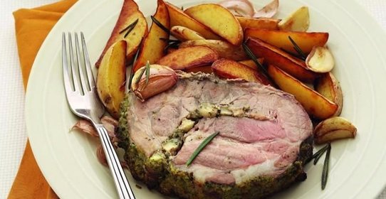 Свиной окорок в ароматной шубе