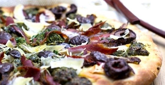 Пицца с цикорием и соусом песто