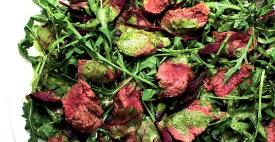 Теплый салат из баранины с рукколой, свекольными листьями и песто из кинзы и мяты