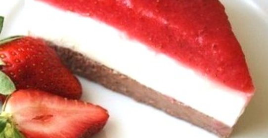 Йогуртовый торт на розовой воде с клубникой и рикоттой без выпекания